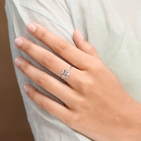 Daisy Gleam Delicate Ring